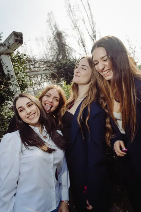 Foto di gruppo sotto gli alberi — Cento Giorni 2026