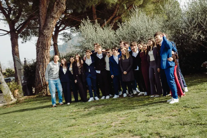 Foto di gruppo sul prato — Cento Giorni 2026