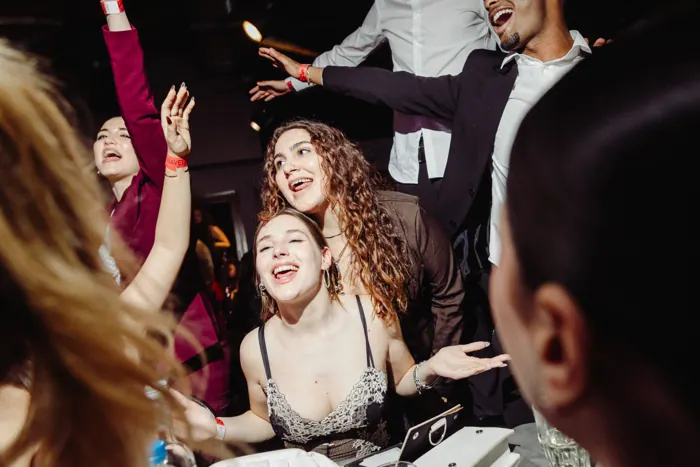 Sorrisi durante la festa — Cento Giorni 2026