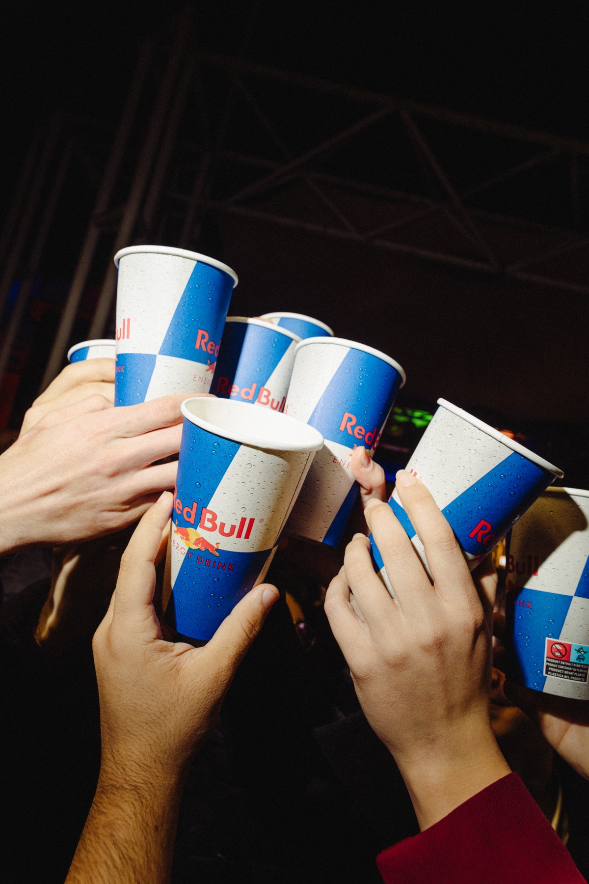 Brindisi con bicchieri Red Bull al festival